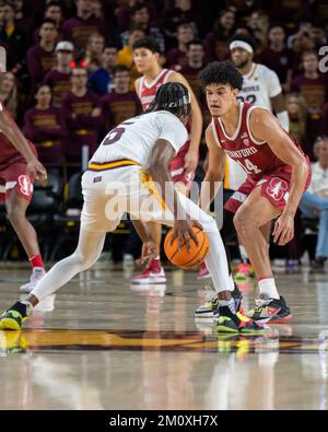 L'attaquant des Stanford Cardinals Spencer Jones (14 ans) tente de défendre Jamiya Neel (5 ans), garde des Sun Devils de l'Arizona State, lors d'un match de basket-ball de la NCAA, dimanche 4 décembre 2022, à Tempe, AZ. Arizona State bat Stanford 68-64. (Marcus Wilkins/image du sport) Banque D'Images