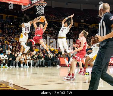 Le gardien des Sun Devils de l'Arizona Frankie Collins (10) tente un bloc contre l'attaquant des Stanford Cardinals Spencer Jones (14) lors d'un match de basket-ball de la NCAA, dimanche 4 décembre 2022, à Tempe, AZ. Arizona State bat Stanford 68-64. (Marcus Wilkins/image du sport) Banque D'Images