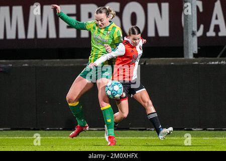 Den Haag - Lobke Loonen de l'ADO Den Haag Vrouwen, Justine Brandau de Feyenoord V1 lors du match entre l'ADO Den Haag V1 et le Feyenoord V1 à Bingoal Stadion le 8 décembre 2022 à Den Haag, pays-Bas. (Box to Box Pictures/Tom Bode) Banque D'Images