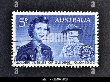 Timbre-poste annulé imprimé par l'Australie, qui célèbre le 50th anniversaire du mouvement des guides, vers 1960. Banque D'Images