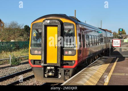 Classe 158 Express Sprinter DMU quitte la plate-forme à Peterborough, Cambridgeshire, Angleterre, Royaume-Uni Banque D'Images