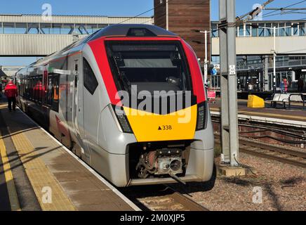 Stadler FLIRT unité multiple bi-mode exploitée par 'Greater Anglia' à Peterborough, Cambridgeshire, Angleterre, Royaume-Uni Banque D'Images