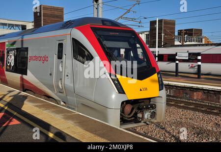 Stadler FLIRT unité multiple bi-mode exploitée par 'Greater Anglia' à Peterborough, Cambridgeshire, Angleterre, Royaume-Uni Banque D'Images