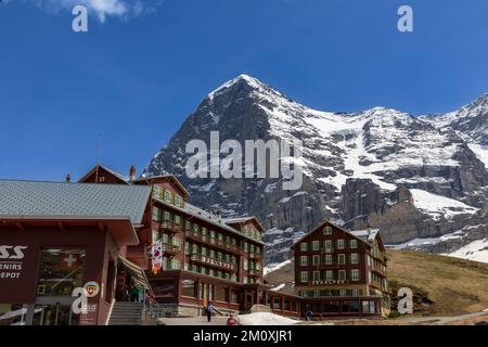 L'emblématique Hôtel Bellevue des Alpes dans l'avant-poste de montagne de Kleine Scheidegg. Le pic de Eiger Mountain se dresse en arrière-plan. Banque D'Images