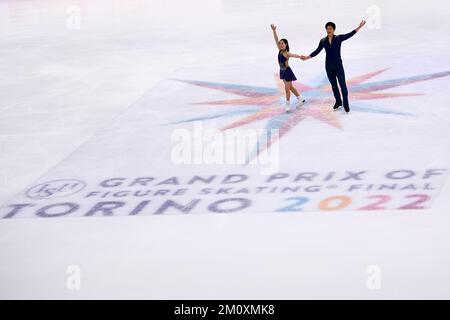 Turin, Italie. 08 décembre 2022. Riku Miura et Ryuichi Kihara du Japon participent au programme de patinage en paires courtes au cours du premier jour de la finale du Grand Prix de patinage artistique de l'UIP. Nicolò Campo/Alay Live News Banque D'Images