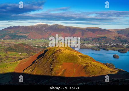 Vue depuis Maiden Moor sur Cat Bells en direction de Skiddaw dans le parc national de Lake District Banque D'Images