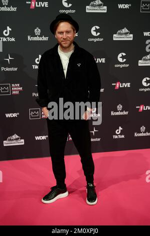 Bochum, Allemagne. 08th décembre 2022. La chanteuse Johannes Oerding marche le tapis rouge jusqu'à la cérémonie de remise des prix Krone 1Live dans la Jahrhunderthalle. Le prix de la musique est décerné dans huit catégories au total. Les gagnants de ce que le plus grand prix de radio allemand prétend être ont été déterminés par un vote en ligne par les auditeurs de radio jusqu'à 7 décembre. Credit: Henning Kaiser/dpa/Alay Live News Banque D'Images