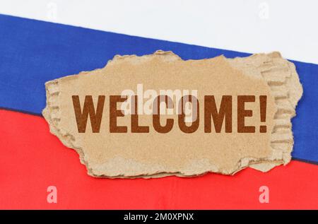 Concept commercial et financier. Sur le fond du drapeau russe se trouve le carton avec l'inscription - Bienvenue Banque D'Images