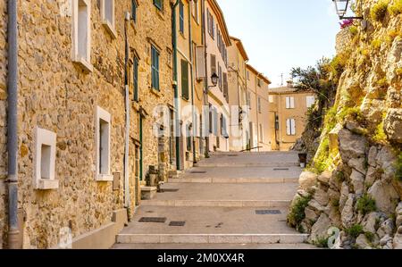 Antibes, France - 4 août 2022 : rue Barque en Cannes rue avec maisons anciennes en pierre médiévale dans la vieille ville historique d'Antibes station Banque D'Images
