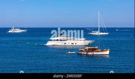 Antibes, France - 4 août 2022 : vue panoramique sur le port et les yachts avec la côte d'azur vue de l'azur coût de la mer Méditerranée Banque D'Images