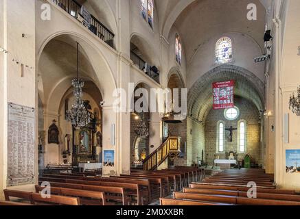 Antibes, France - 4 août 2022 : nef et presbytère principal de notre Dame de l'Immaculée conception Cathédrale église dans la vieille ville historique d'Antibes Banque D'Images