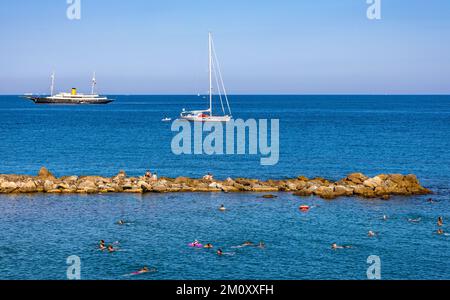 Antibes, France - 4 août 2022 : vue panoramique sur le port et les yachts avec la côte d'azur vue de l'azur coût de la mer Méditerranée Banque D'Images