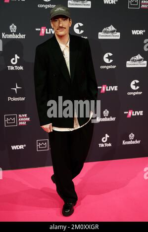 Bochum, Allemagne. 08th décembre 2022. Singer Casper marche le tapis rouge jusqu'à la cérémonie de remise des prix Krone 1Live dans la Jahrhunderthalle. Le prix de la musique est décerné dans huit catégories au total. Les gagnants de ce que la station prétend être le plus grand prix de radio en Allemagne ont été déterminés par un vote en ligne par les auditeurs de radio jusqu'à 7 décembre. Credit: Henning Kaiser/dpa/Alay Live News Banque D'Images