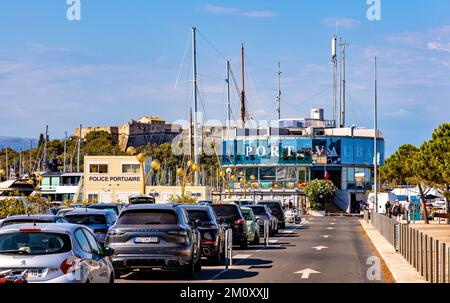 Antibes, France - 4 août 2022: Vue panoramique Port Vauban et port de plaisance avec bâtiment Captaincy au large de l'azur coût de la mer Méditerranée Banque D'Images