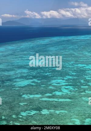 330 vue aérienne du récif de Batt, couvert d'eau peu profonde, sur la Grande barrière de corail. Queensland-Australie. Banque D'Images