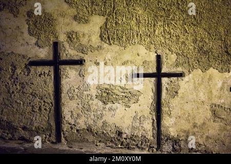 croix noire sur la religion de mur Banque D'Images