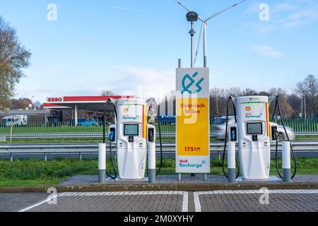 Station de remplissage d'autoroute, station de charge électrique, chargeur, recharge Shell, sur le A76, Frontière germano-néerlandaise près d'Aix-la-Chapelle, Banque D'Images