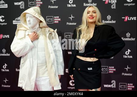 Bochum, Allemagne. 08th décembre 2022. Glockenbach marche le tapis rouge jusqu'à la cérémonie de remise des prix Krone 1Live dans la Jahrhunderthalle. Le prix de la musique est décerné dans huit catégories au total. Les gagnants de ce qui est prétendu être le plus grand prix de radio en Allemagne ont été déterminés par un vote en ligne par les auditeurs de radio jusqu'à 7 décembre. Credit: Henning Kaiser/dpa/Alay Live News Banque D'Images