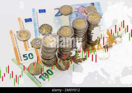 Pile de pièces sur les billets en euros et graphique. Tendances économiques contexte du concept d'idée d'entreprise Banque D'Images