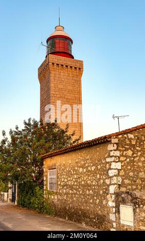 Antibes, France - 4 août 2022 : tour phare historique au sommet de la colline de la Garoupe au Cap d’Antibes cap sur la côte d’azur coût de la mer Méditerranée Banque D'Images