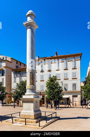 Antibes, France - 4 août 2022 : place nationale, place du marché national et colonne de l'indépendance dans la vieille ville historique d'Antibes Banque D'Images