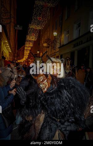 Krampus accueille les passants, marchant dans les rues de Salzbourg, en Autriche, la nuit Banque D'Images