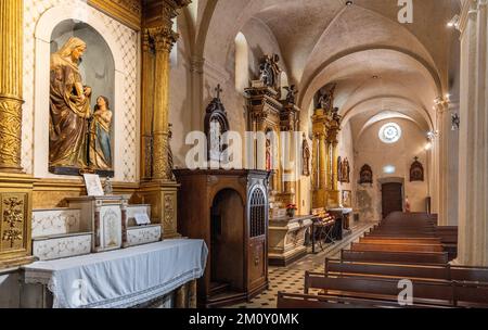 Antibes, France - 4 août 2022 : allée de notre Dame de l'Immaculée conception Cathédrale église dans la vieille ville historique d'Antibes station ville Banque D'Images