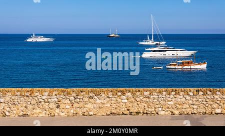 Antibes, France - 4 août 2022 : vue panoramique sur le port et les yachts avec la côte d'azur vue de l'azur coût de la mer Méditerranée Banque D'Images