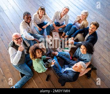 Des gens d'affaires créatifs ont une session de renforcement d'équipe, groupe de créateurs de gamme d'âge mixte travaillant ensemble pour la stratégie, souriant collègues travail d'équipe Banque D'Images