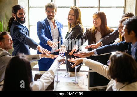 Vue d'ensemble des jeunes gens d'affaires qui mettent les mains ensemble, pile de mains, concept d'unité et de travail d'équipe, tranche d'âge mixte et esprit d'équipe multiculturel Banque D'Images