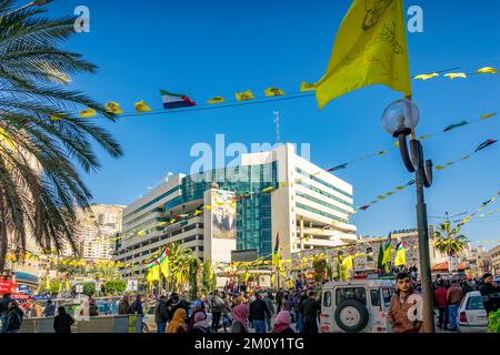 Les gens marchent sur la place des Martyrs dans le centre-ville de Naplouse, Cisjordanie, Palestine. Banque D'Images