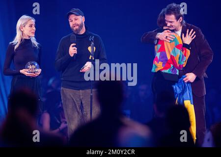 Bochum, Allemagne. 08th décembre 2022. Les membres de l'initiative « réparer ensemble » d'Ukraine sont ravis de recevoir le prix dans la catégorie « Prix spécial » lors de la cérémonie de remise des prix Krone 1Live à Jahrhunderthalle. Credit: Rolf Vennenbernd/dpa/Alay Live News Banque D'Images