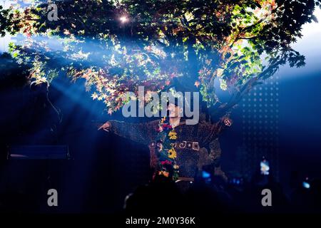 Bochum, Allemagne. 08th décembre 2022. Casper, rappeur, se produit à la cérémonie de remise des prix Krone 1Live dans la Jahrhunderthalle. Le prix de la musique est décerné dans huit catégories au total. Les gagnants de ce que la station prétend être le plus grand prix de radio en Allemagne ont été déterminés par un vote en ligne par les auditeurs de radio jusqu'à 7 décembre. Credit: Rolf Vennenbernd/dpa/Alay Live News Banque D'Images