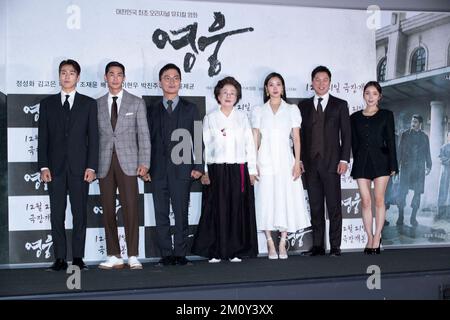 Séoul, Corée du Sud. 8th décembre 2022. (De gauche à droite) acteurs sud-coréens Lee Hyun-woo, Bae Jeong-nam, JO Jae-yoon, Na Moon-hee, Kim Go-eun, Jung Sung-hwa et Park Jin-joo, appel photo pour la Conférence de presse des héros du film à Séoul, Corée du Sud sur 8 décembre 2022. Le film sera sorti dans le pays le 21 décembre. (Photo par: Lee Young-ho/Sipa USA) crédit: SIPA USA/Alay Live News Banque D'Images