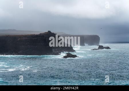 Falaises et point d'observation des oiseaux de Punta Suarez par jour nuageux à proximité de l'océan Pacifique, île d'Espanola, parc national de Galapagos, Équateur. Banque D'Images