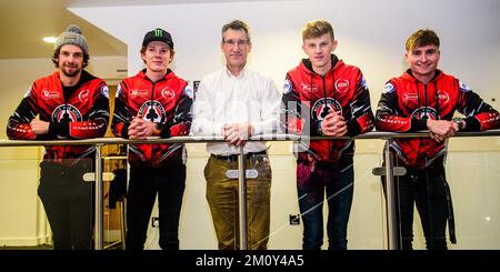 (l-r) Charles Wright, Dan Bewley, Mark Lemon, Jake Mulford et Tom Brennan - quatre des 2023 as Belle vue pendant le Cracker de Noël Belle vue Aces au National Speedway Stadium, Manchester, le jeudi 8th décembre 2022. (Credit: Ian Charles | MI News) Credit: MI News & Sport /Alay Live News Banque D'Images