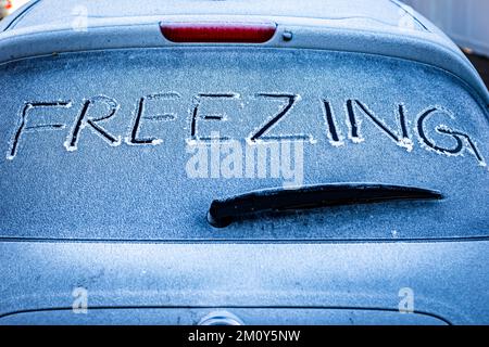 Voiture garée pendant la nuit avec SIGNE DE GEL écrit sur la fenêtre arrière.Un concept de FROID, image commerciale pour les produits de voiture et services de panne ! Banque D'Images