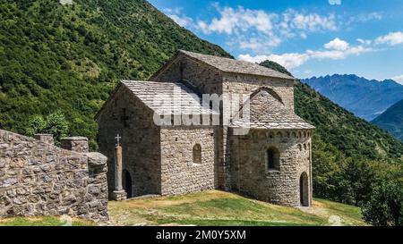 Abbaye de San Pietro al Monte, complexe monastique médiéval datant du 11th siècle, de style roman Lombard, sur une colline à l'extérieur de la ville de Civate, en Italie Banque D'Images