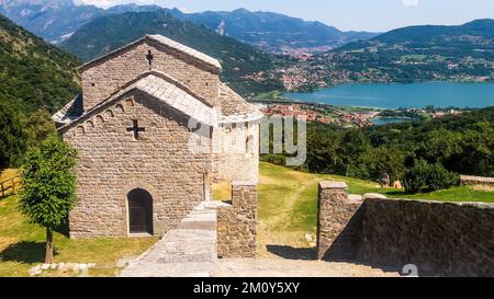 Abbaye de San Pietro al Monte, complexe monastique médiéval datant du 11th siècle, de style roman Lombard, sur une colline à l'extérieur de la ville de Civate, en Italie Banque D'Images