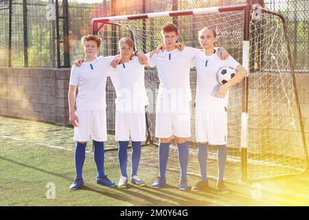 Portrait de l'équipe masculine de football de l'école secondaire sur le terrain Banque D'Images