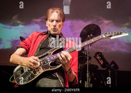Le guitariste et compositeur Steve Vai joue en direct en 2022 Banque D'Images