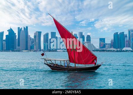 Bateau à hocher sur la corniche avec drapeau marocain. Coupe du monde de la FIFA, Qatar 2022 Banque D'Images