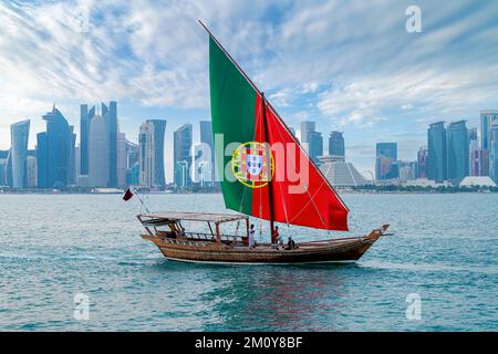 Bateau de dhow à la plage de Corniche avec drapeau du Portugal. Coupe du monde de la FIFA, Qatar 2022 Banque D'Images