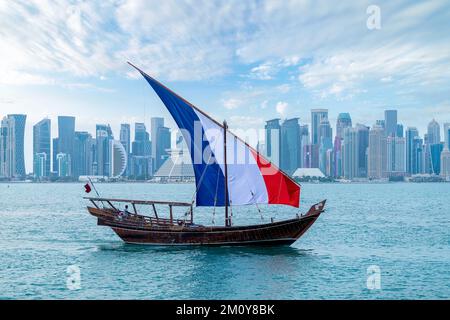 Bateau de dhow à la plage de Corniche Doha avec drapeau de France. Coupe du monde de la FIFA, Qatar 2022 Banque D'Images