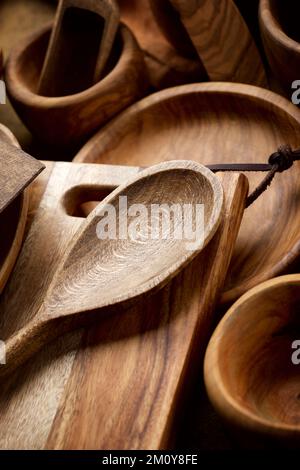 Vue sur la pile d'ustensiles de cuisine en bois Banque D'Images