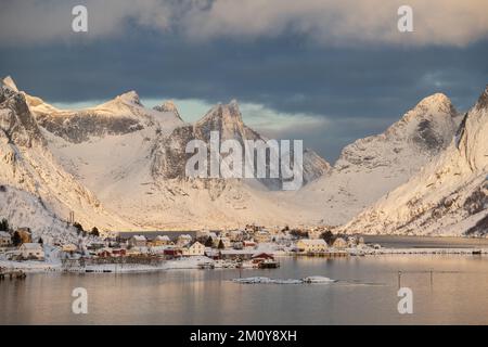 Les montagnes d'hiver s'élèvent au-dessus de Reine, Moskenesøy, îles Lofoten, Norvège Banque D'Images