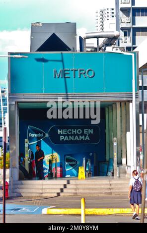 entrée au métro de la rue dans la ville de panama Banque D'Images