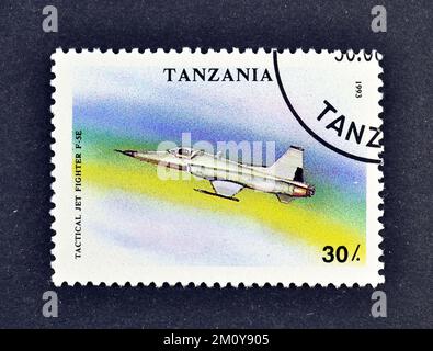 Timbre-poste annulé imprimé par la Tanzanie, qui montre Alpha Jet, vers 1993. Banque D'Images