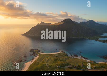 Vue depuis la montagne Flakstadtind sur la plage, îles Lofoten, Norvège Banque D'Images