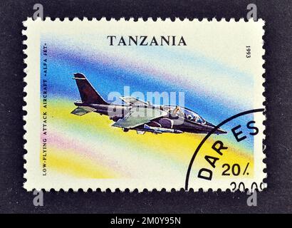 Timbre-poste annulé imprimé par la Tanzanie, qui montre Alfa Jet, vers 1993. Banque D'Images